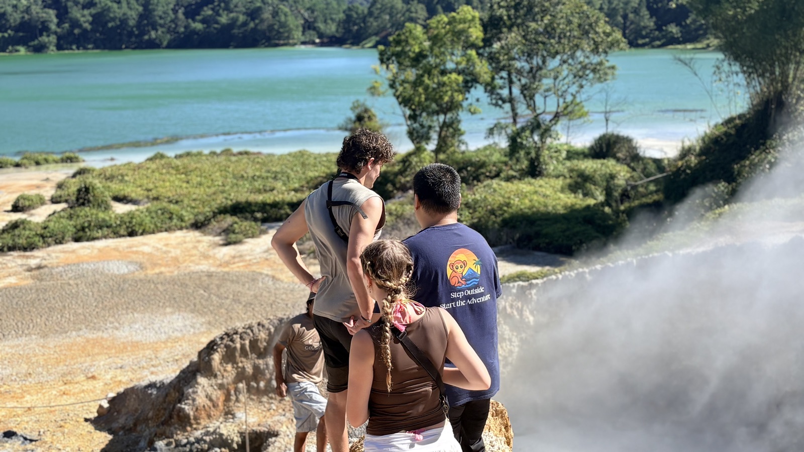 Guide von Wale Adventure mit Reisenden am Lake Linow