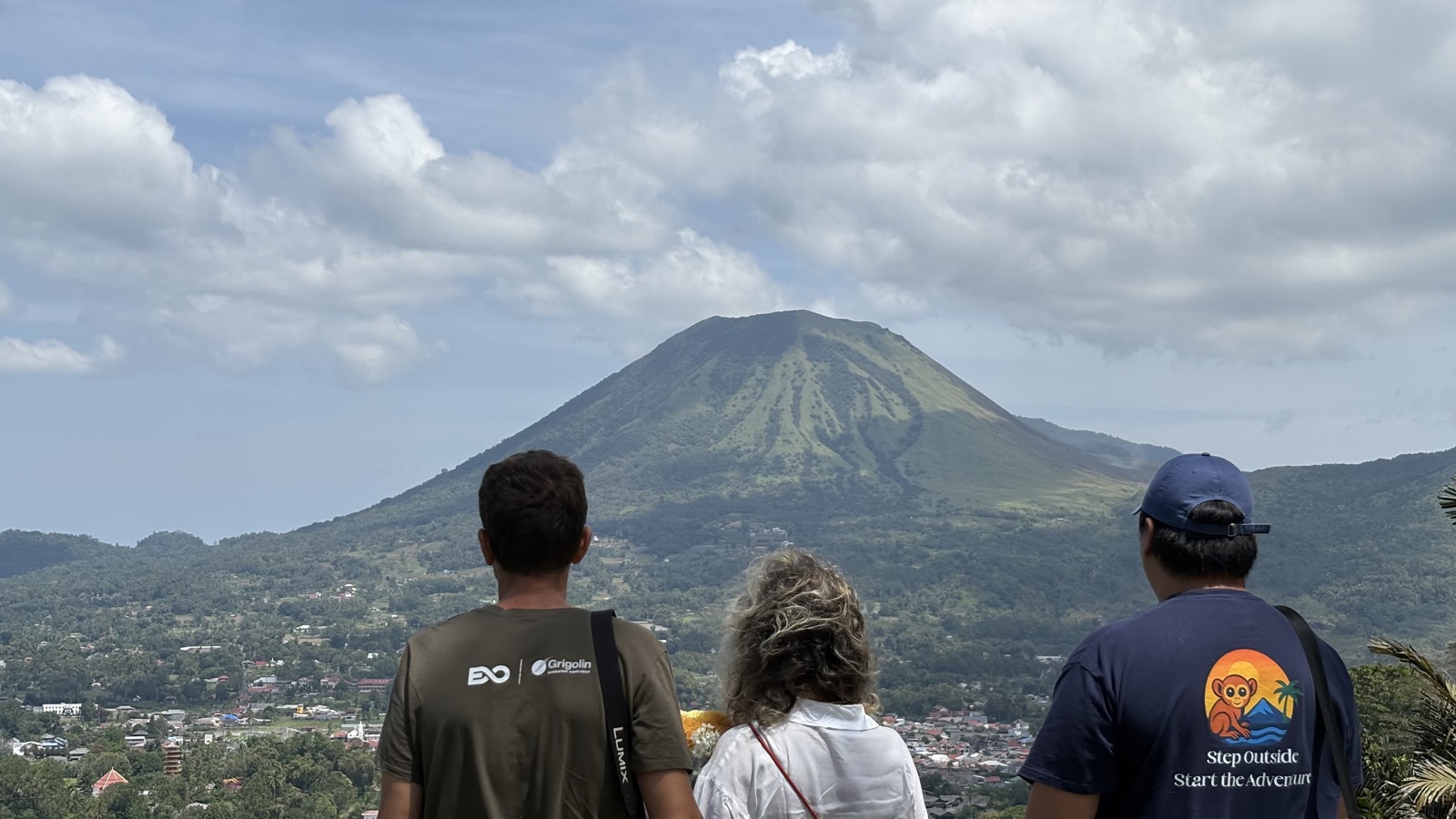 Guide von Wale Adventure mit Reisenden vor dem Mount Lokon