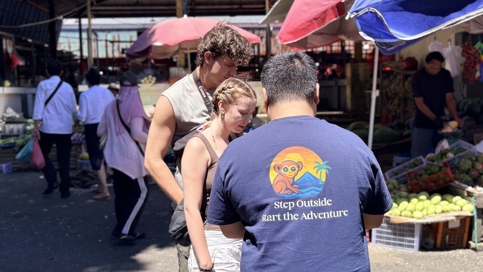Guide von Wale Adventure erklärt Reisenden den Markt von Tomohon