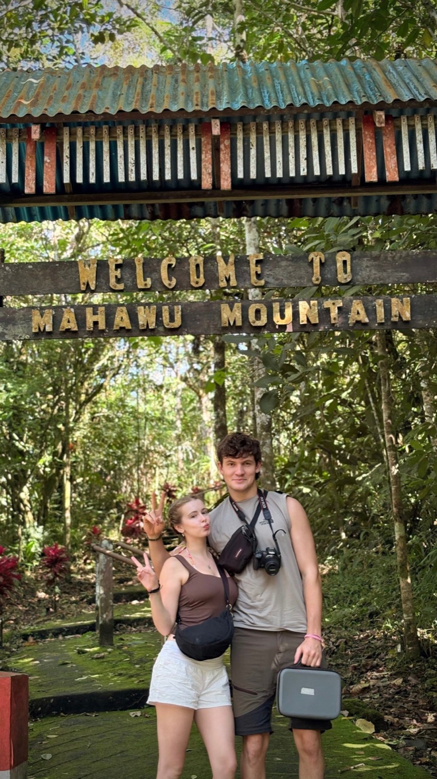Reisende mit Wale Adventure am Tor zum Mount Mahawu